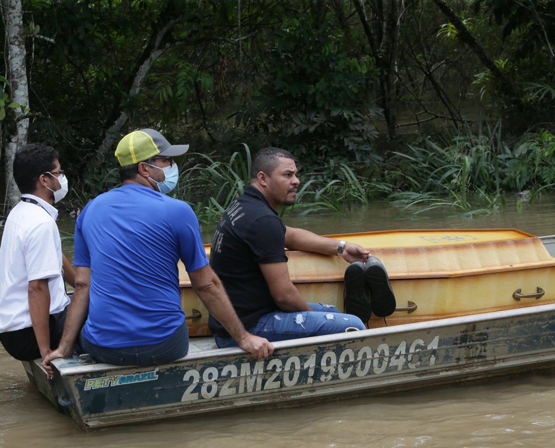 Após hospital alagar, caixões de pacientes mortos são levados de barcos e jet-skis para enterro em Ilhéus 