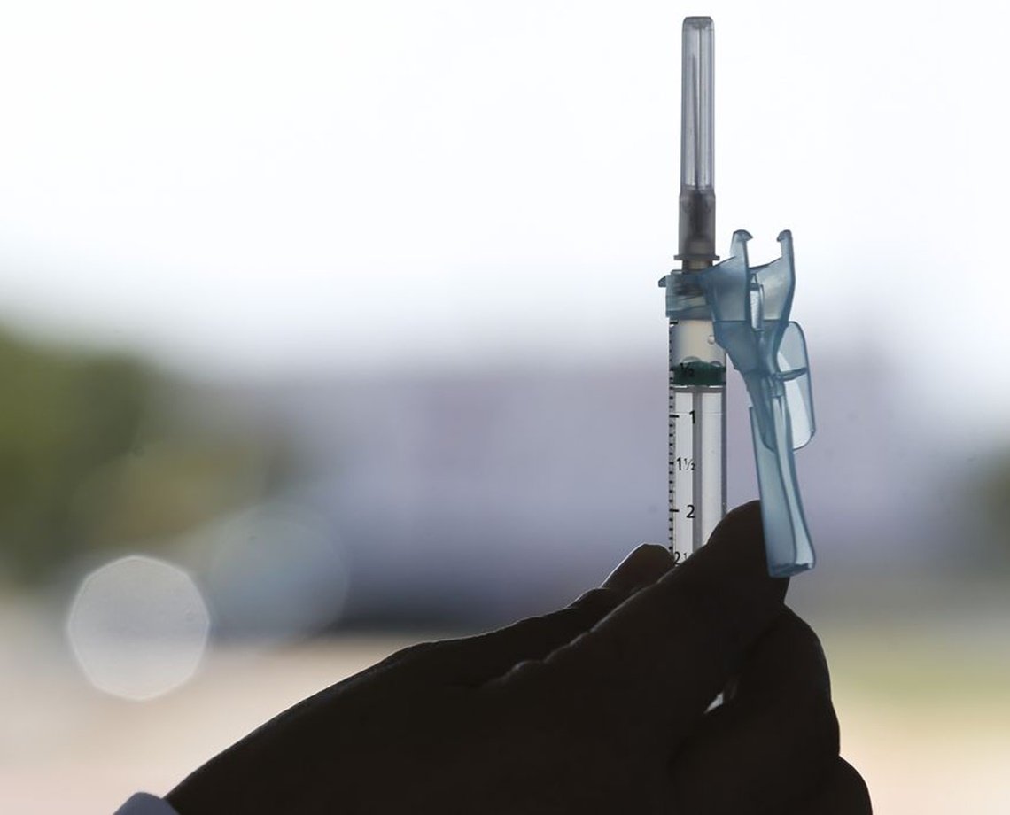 Estudo indica que vacinas aumentam proteção de quem já teve Covid-19