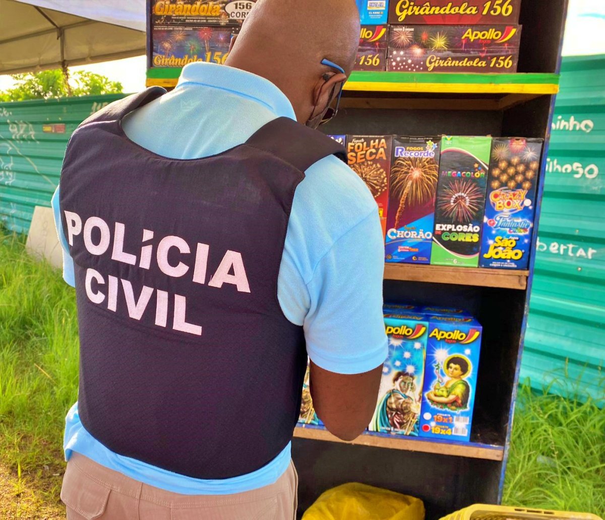 Polícia Civil intercepta van que fazia transporte de fogos de artifício irregulares