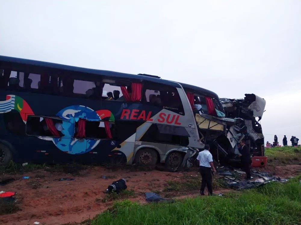 Acidente entre dois ônibus deixa três crianças e um adulto mortos em Correntina