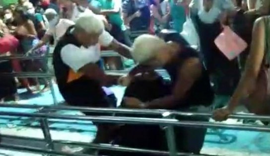 VÍDEO: restrição da capacidade gera briga em fila do ferry boat, em Salvador