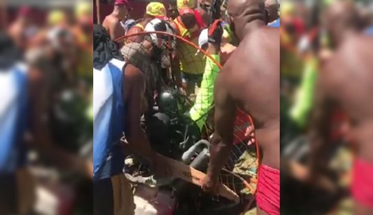 Homem fratura fêmur após queda de paramotor na praia de Buraquinho; veja vídeo