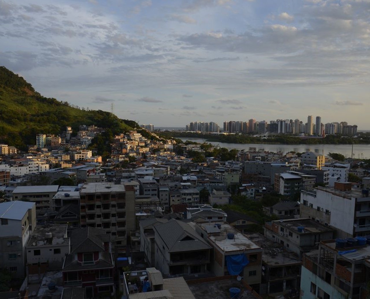 Operação demole sete prédios ilegais em área de milícia no Rio de Janeiro