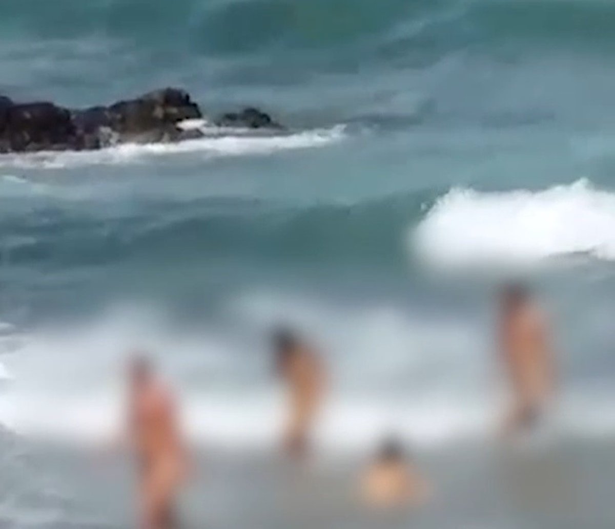 Naturistas da Barra: sem roupas, quarteto toma banho de mar à luz do dia em ponto turístico de Salvador; assista 