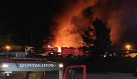 Fábrica de colchões pega fogo em Santo Antônio de Jesus; causa do incêndio é desconhecida 