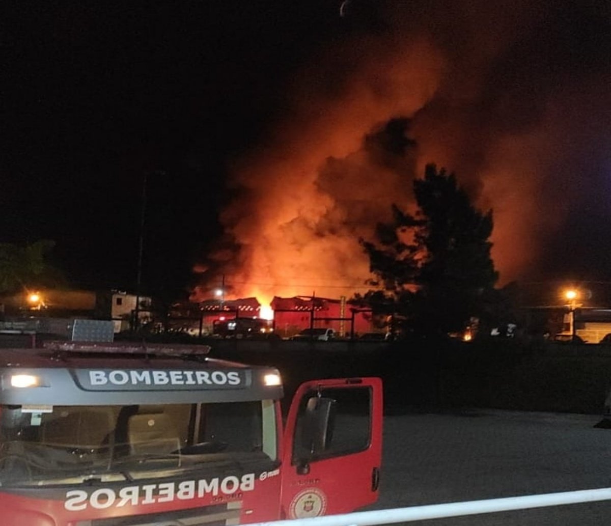 Fábrica de colchões pega fogo em Santo Antônio de Jesus; causa do incêndio é desconhecida 