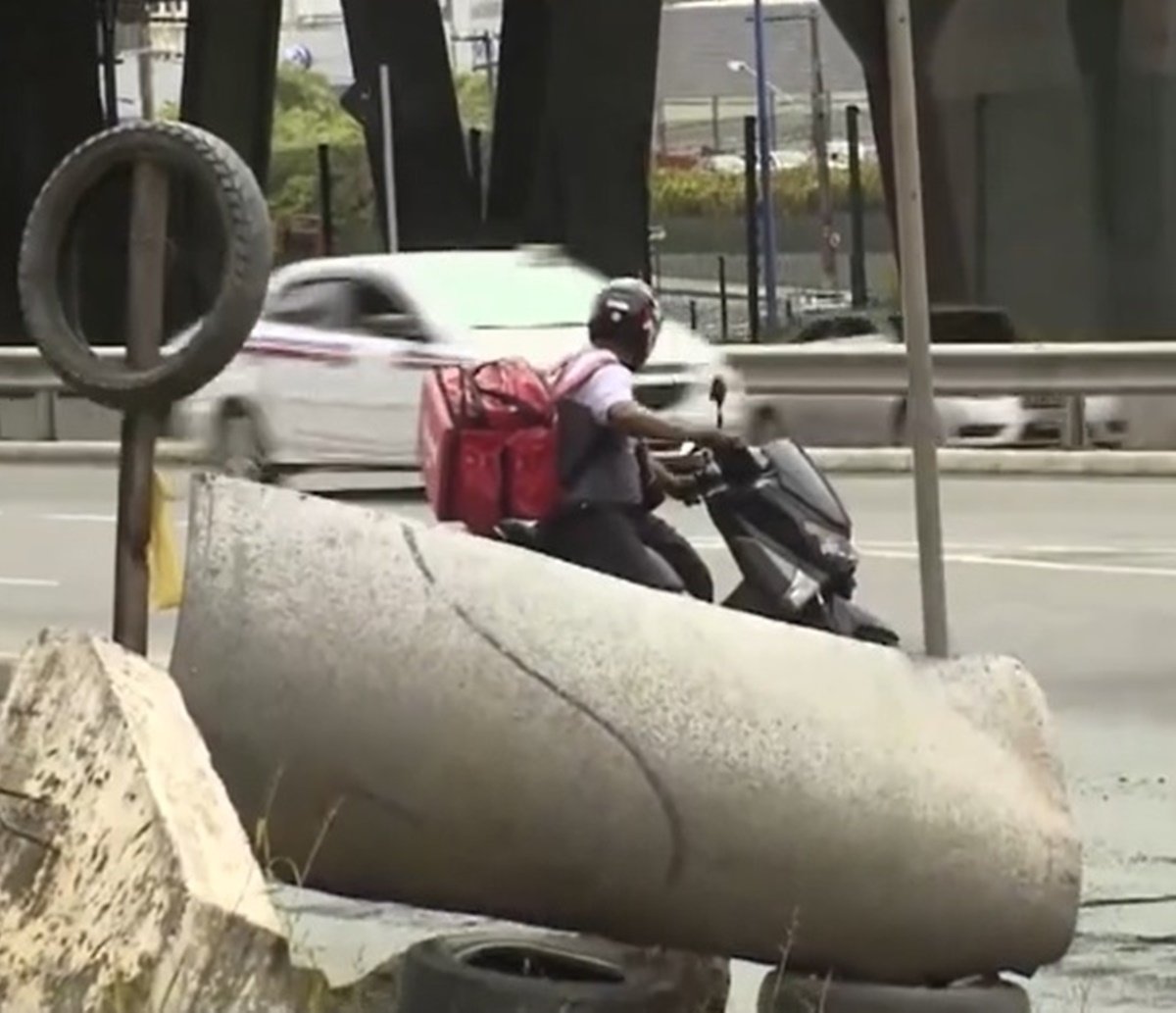 Na cara da lei! Perto do Detran, em Salvador, motociclistas fazem as próprias leis e dão diversas "roubadinhas" 