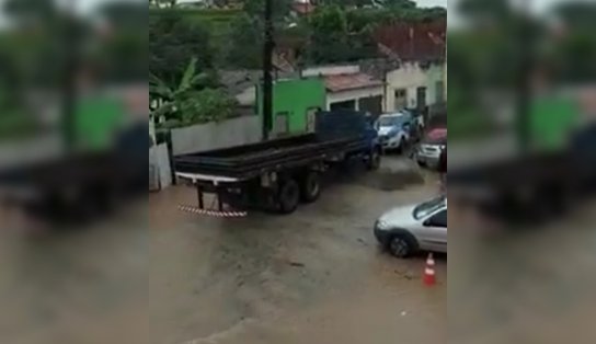 Motorista de "velho 1113" desafia água, coloca caminhão para "duelar" com viatura da PM e é agredido na Bahia; assista 