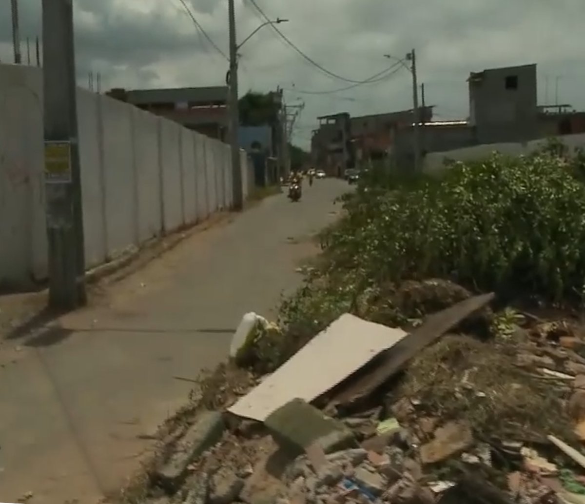 Rua ou Lixão? Moradores de Paripe reclamam da sujeira do bairro