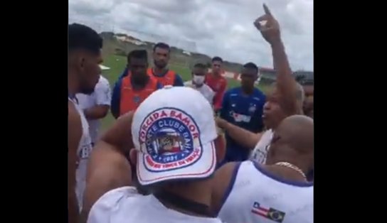 Em protesto, torcida organizada do Bahia ameaça jogadores no CT Evaristo de Macedo; clube vai prestar queixa