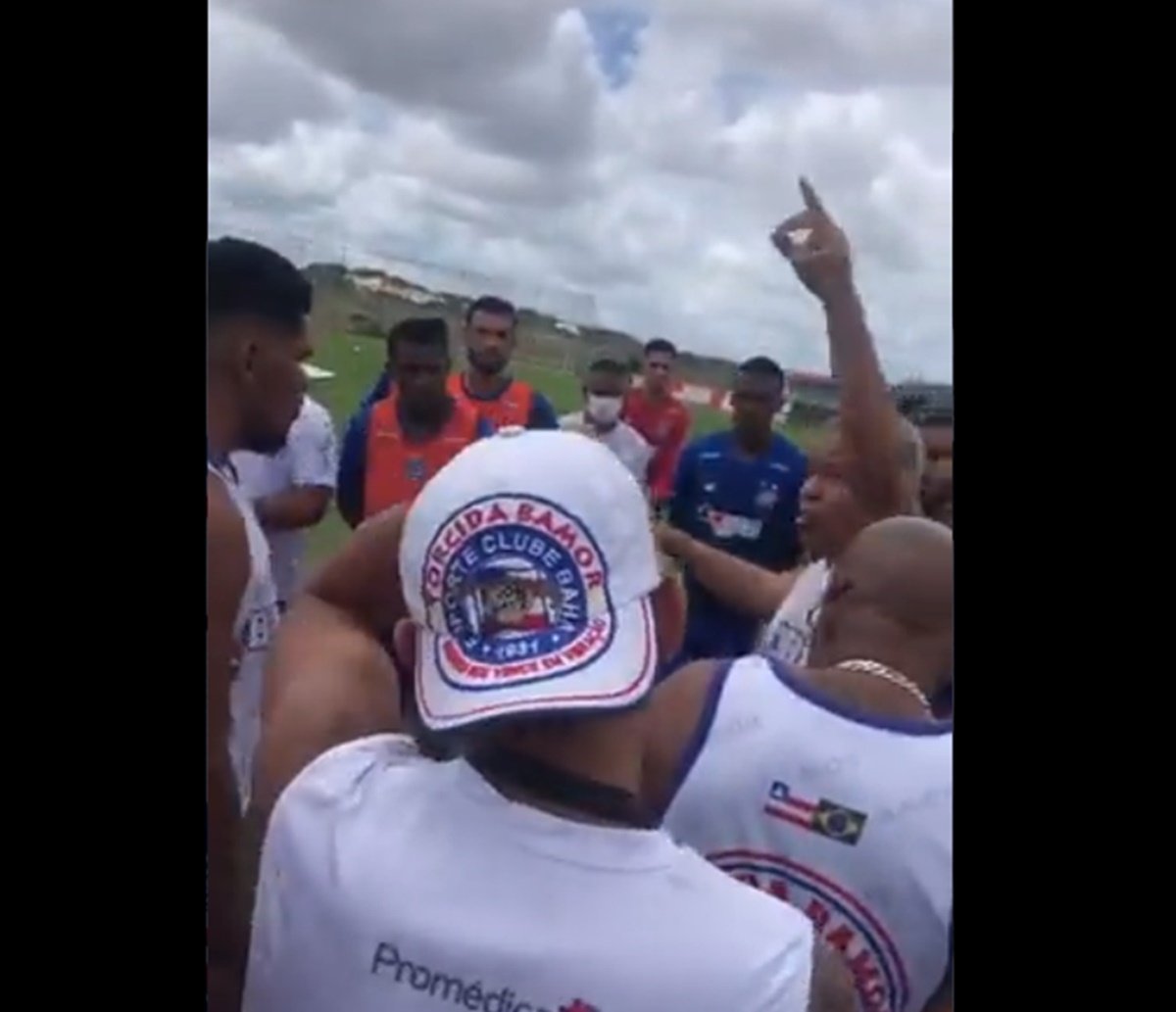 Em protesto, torcida organizada do Bahia ameaça jogadores no CT Evaristo de Macedo; clube vai prestar queixa