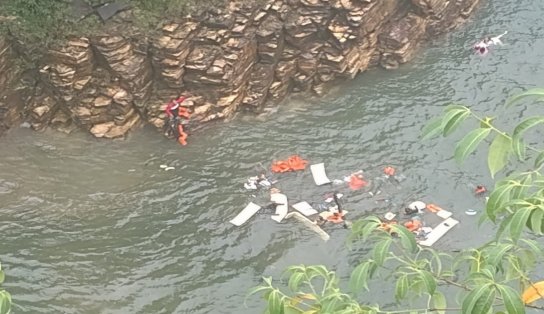 Bloco de rochas desaba e atinge lanchas em Minas Gerais; veja vídeo