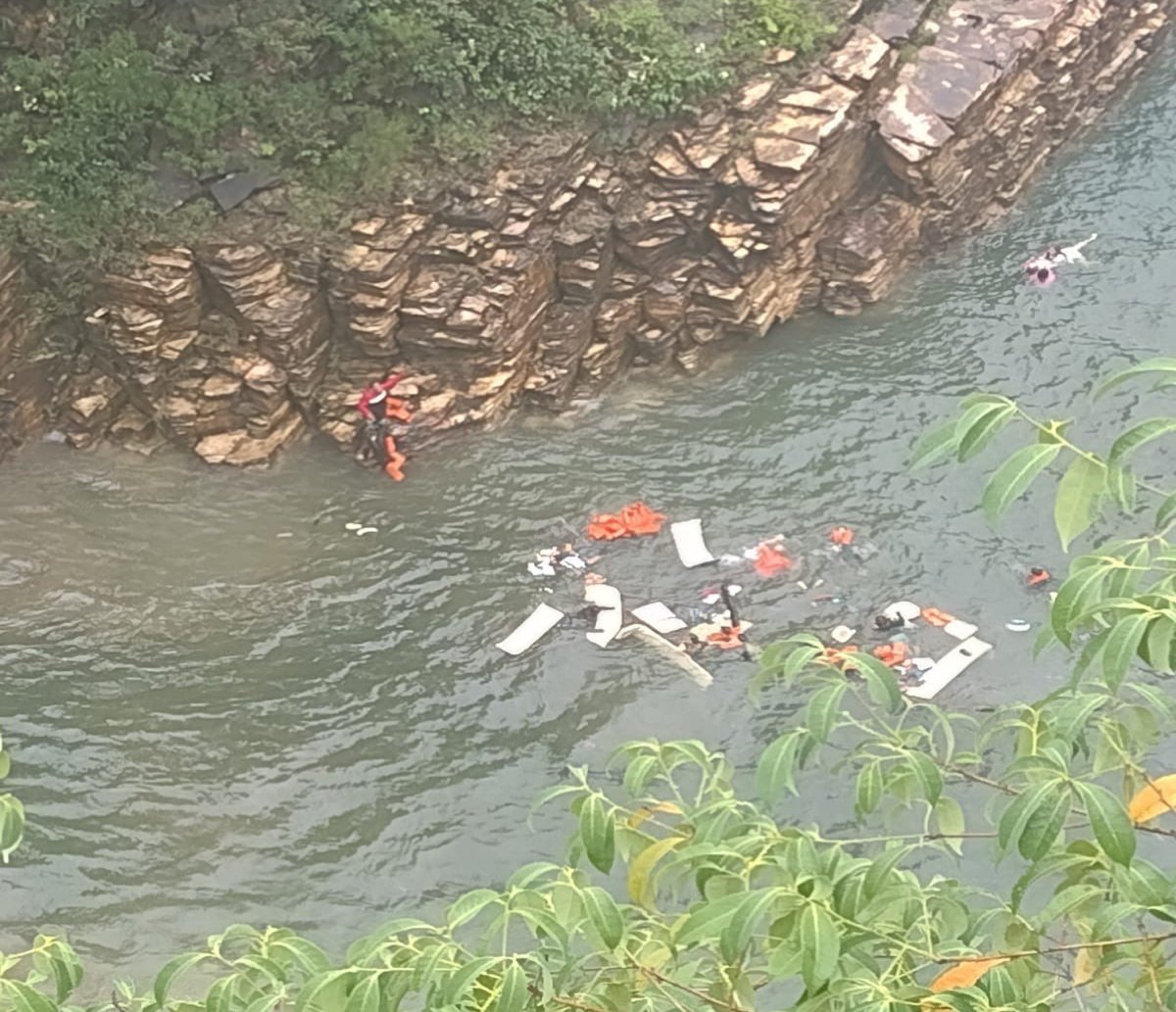 Bloco de rochas desaba e atinge lanchas em Minas Gerais; veja vídeo