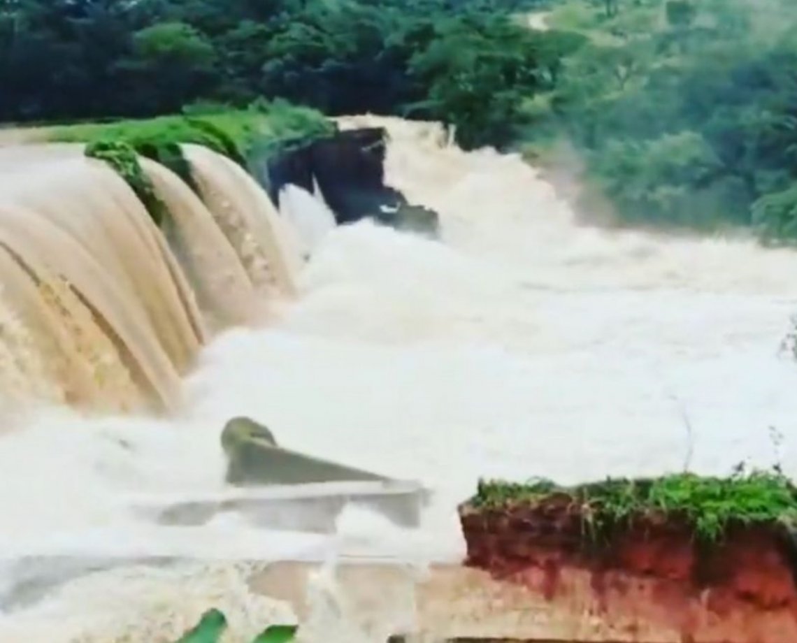 Vídeo: Bombeiros mandam moradores sairem de casa por barragem em Minas Gerais correr o risco de se romper; "99% de chance"