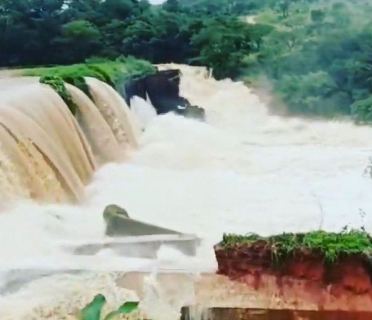 Vídeo: Bombeiros mandam moradores sairem de casa por barragem em Minas Gerais correr o risco de se romper; "99% de chance"