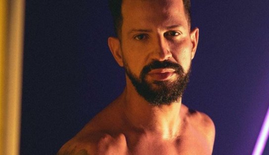 É o brabo! Dennis DJ publica fotos pelado em rede social e fãs especulam novo hit; confira