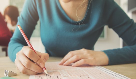 Primeiro dia de reaplicação do Enem tem redação sobre reconhecimento de mulheres nas Ciências