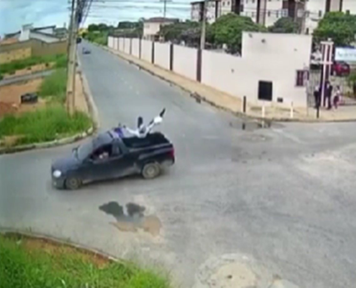 Impressionante! Motociclista bate em carro, mas cai na carroceria do veículo; veja vídeo