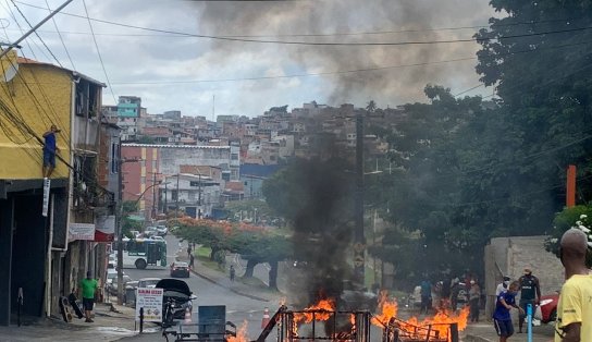 Moradores do Garcia fecham rua e alegam que colégio em situação precária ameaça segurança de quem passa no local