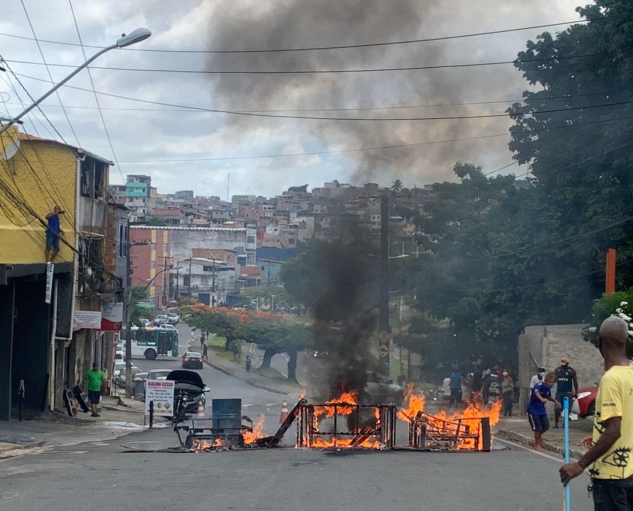 Moradores do Garcia fecham rua e alegam que colégio em situação precária ameaça segurança de quem passa no local