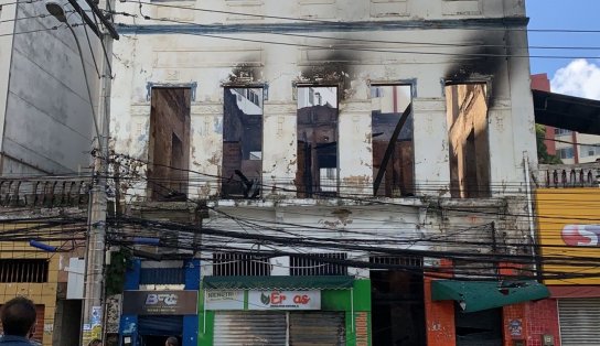 Corpo de Bombeiros debela incêndio de casarão no Campo da Pólvora e Defesa Civil avalia riscos na edificação