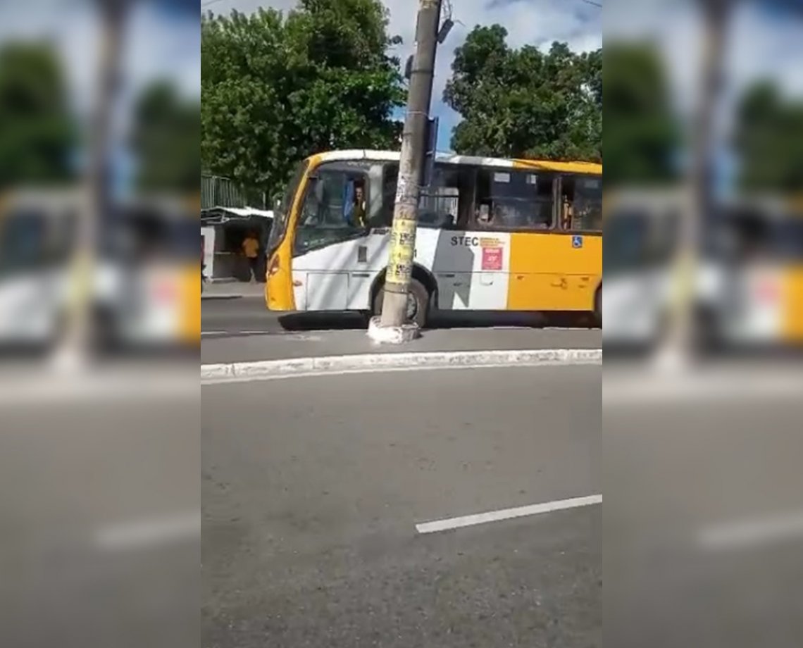 Por competição de passageiros, motorista de "amarelinho" sobe no passeio e mostra o dedo do meio para pedestre em Salvador; assista