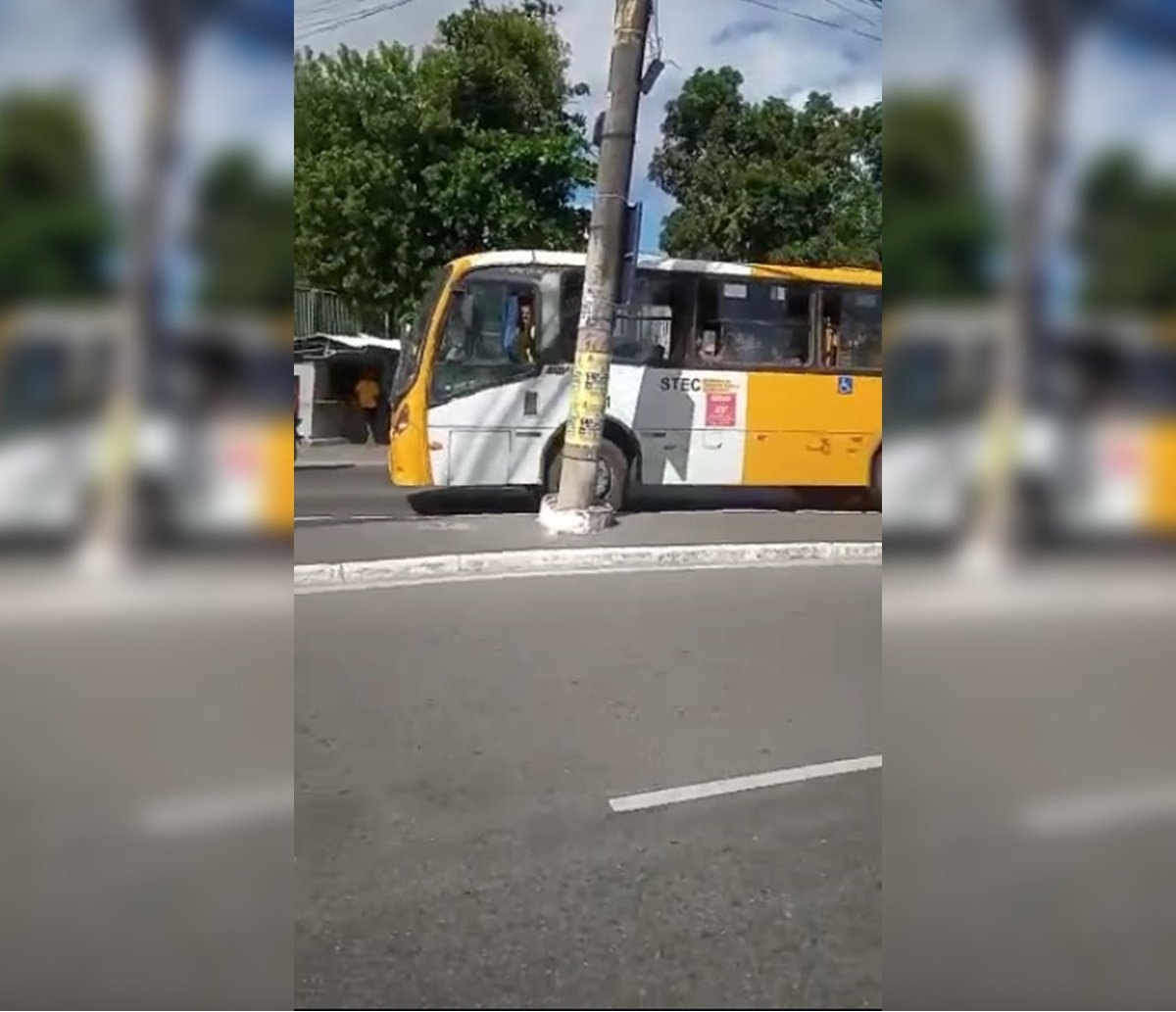 Por competição de passageiros, motorista de "amarelinho" sobe no passeio e mostra o dedo do meio para pedestre em Salvador; assista