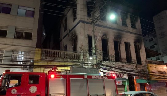 Bombeiros voltam a casarão que pegou fogo em Nazaré após novos focos; vídeo