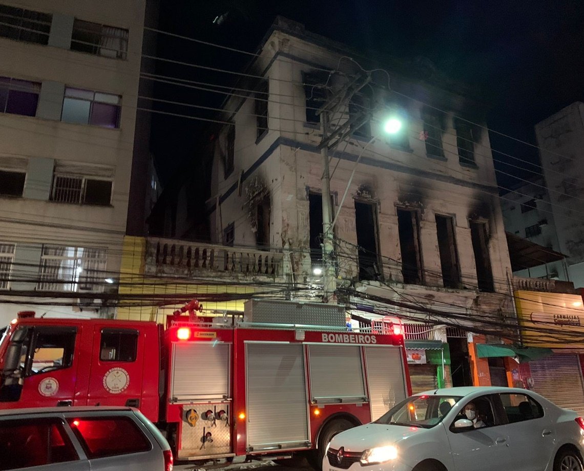 Bombeiros voltam a casarão que pegou fogo em Nazaré após novos focos; vídeo