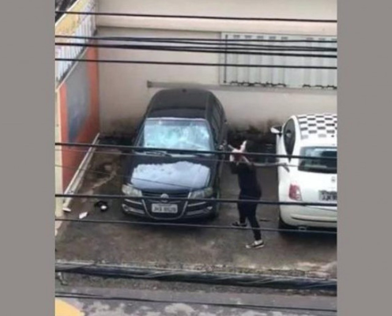 Mulher quebra carro do companheiro após traição e tamanho do órgão sexual acaba virando chacota; assista 