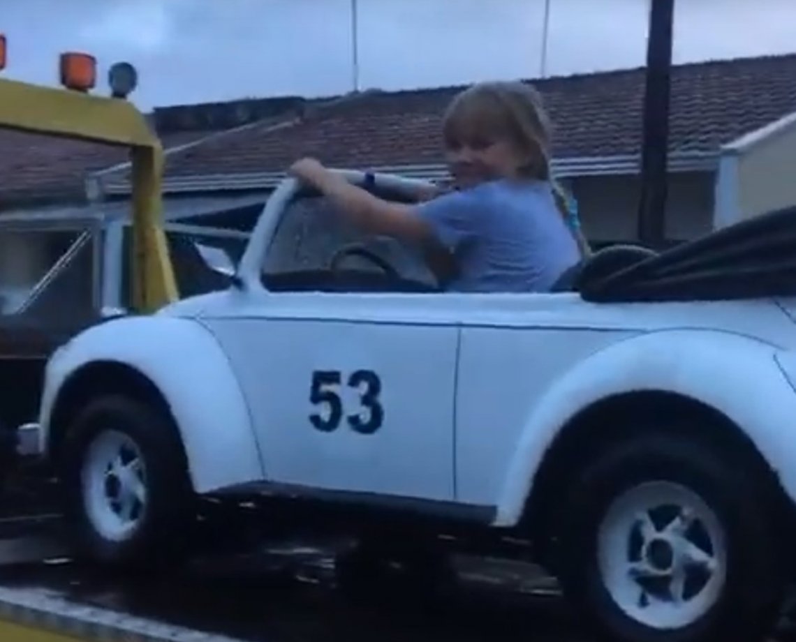 Lembram da menina que teve o fusquinha apreendido pela PM? História tem final feliz e ela ainda ganhou presente