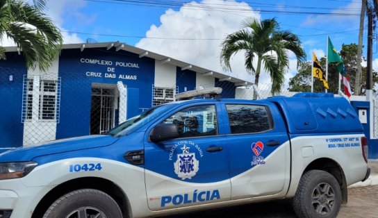 Facção que filmou tortura de jovem suspeito de roubo na Bahia é identificada pelas imagens e polícia prende o quarto