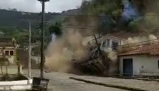 Casarão é atingido por avalanche de terra em Minas Gerais e vídeo impressiona; assista 