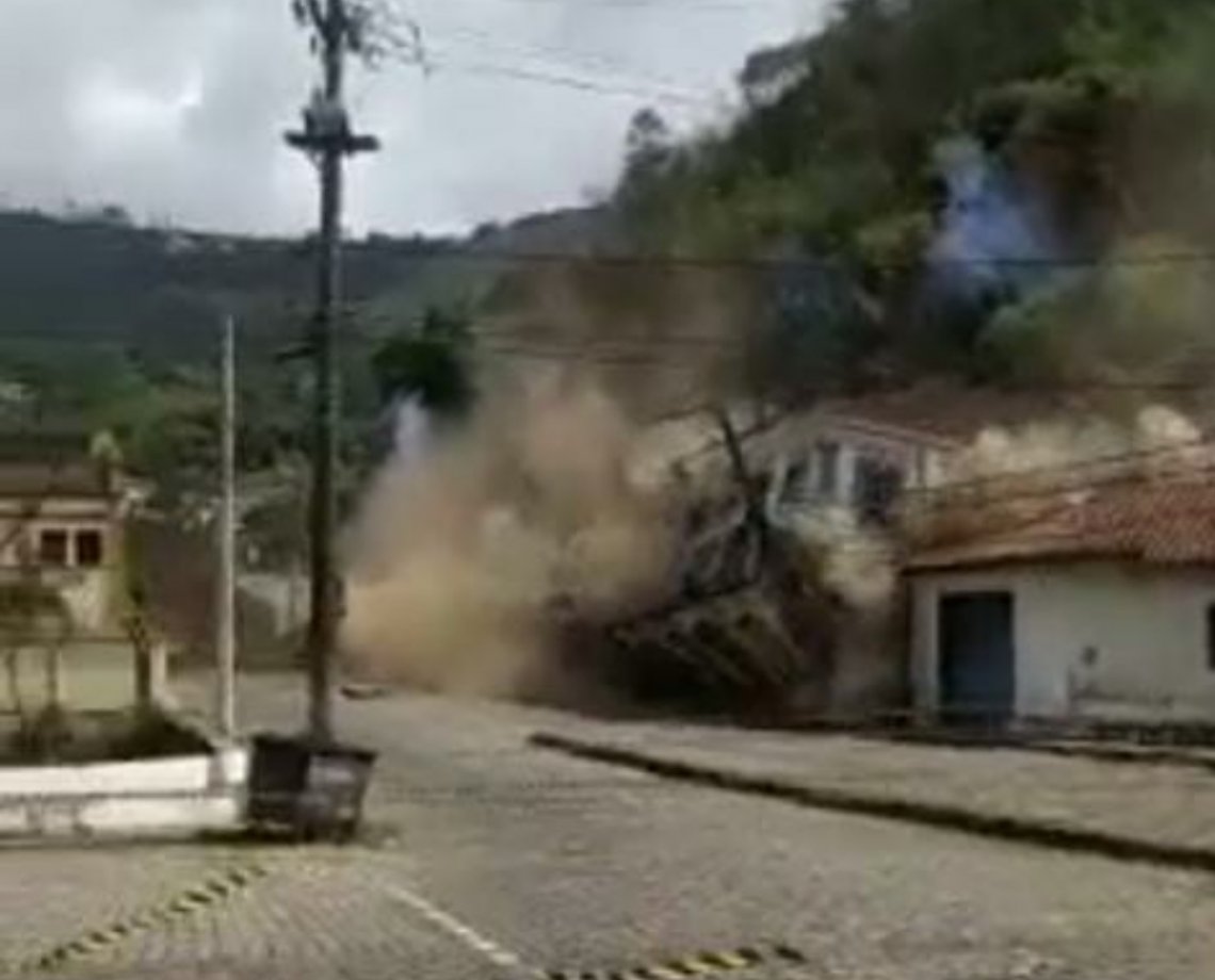 Casarão é atingido por avalanche de terra em Minas Gerais e vídeo impressiona; assista 