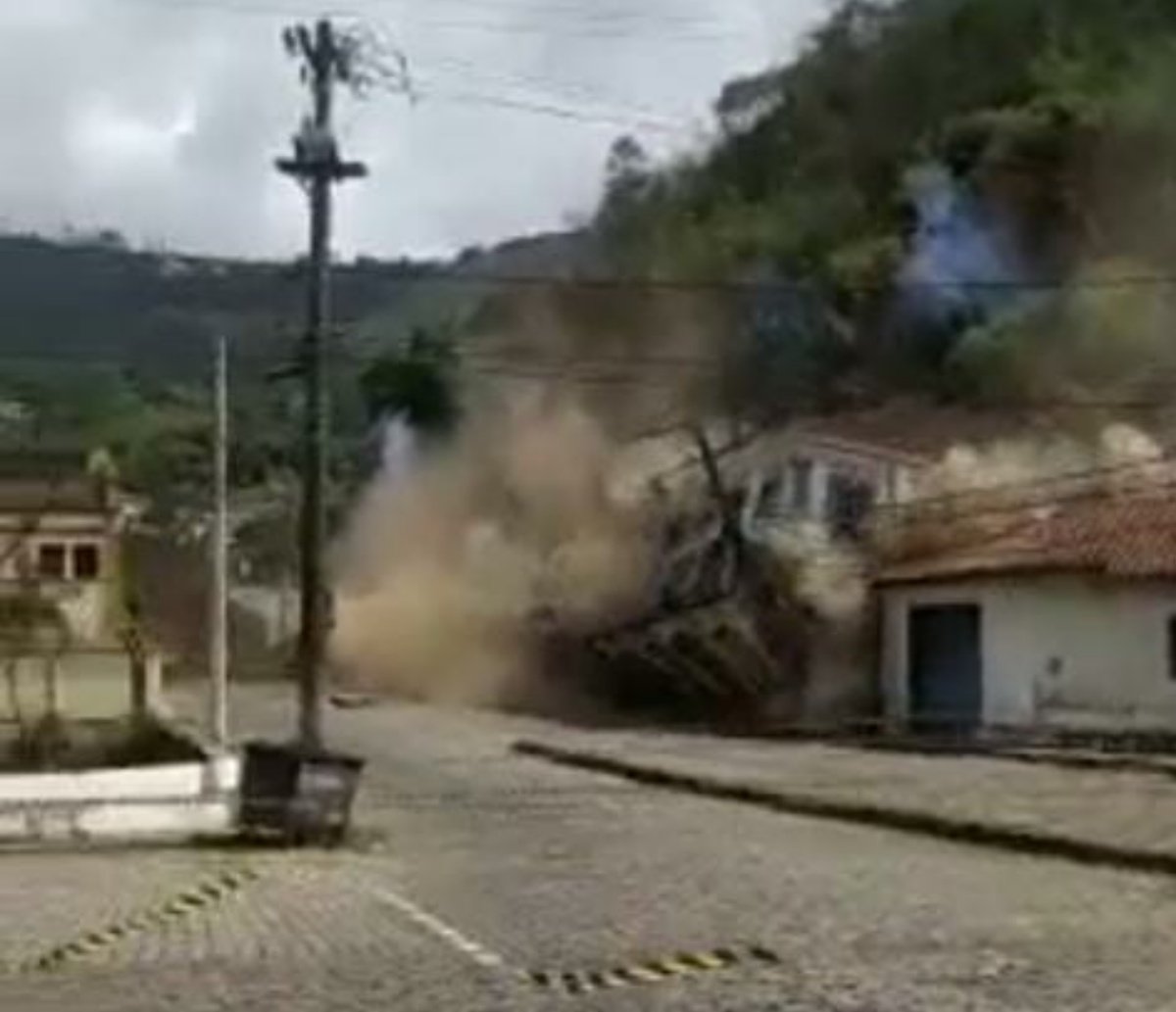 Casarão é atingido por avalanche de terra em Minas Gerais e vídeo impressiona; assista 