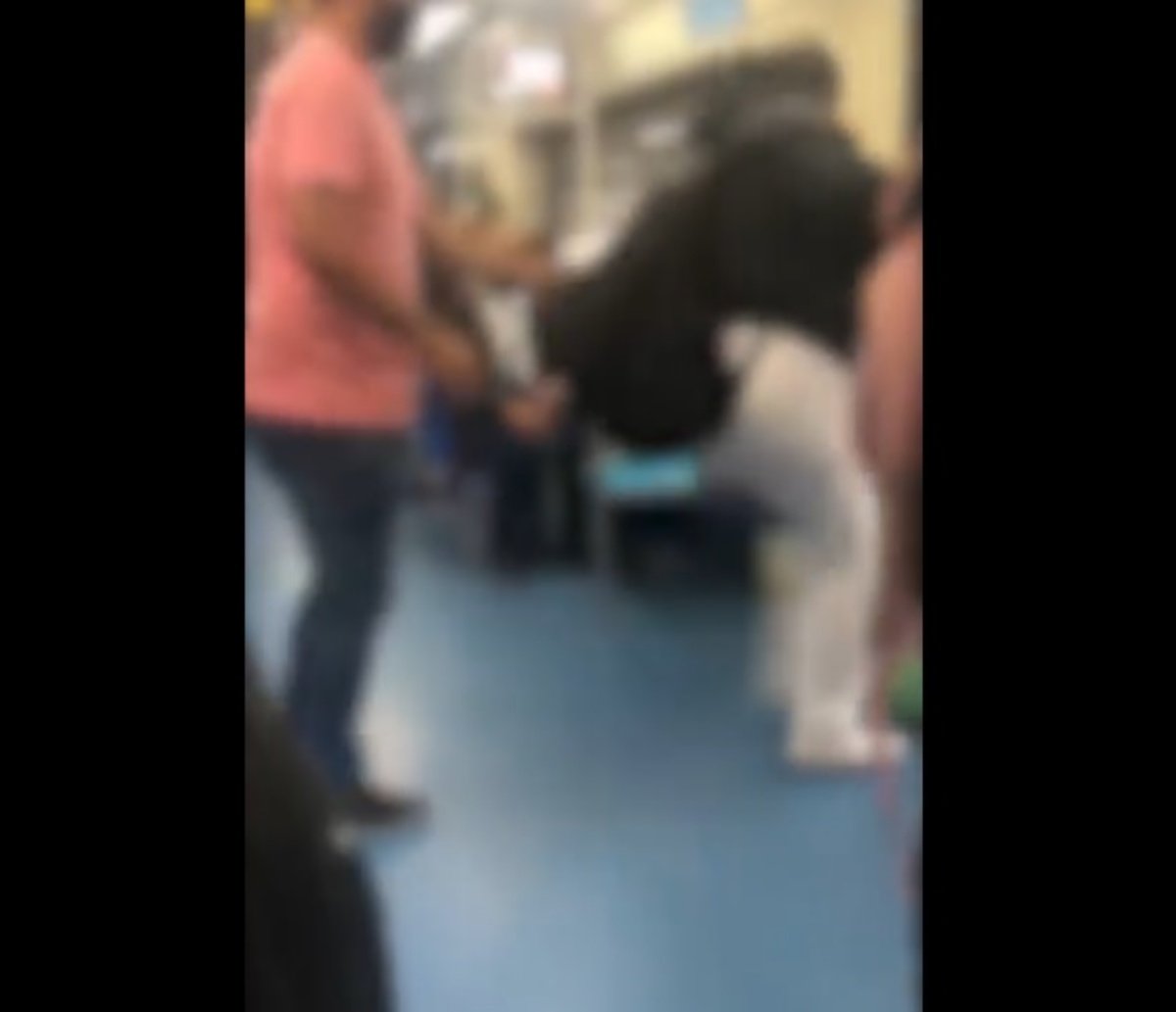 VÍDEO: Mulher se recusa a usar máscara em metrô e é expulsa do local: "eu vou ver se você não sai agora daqui"