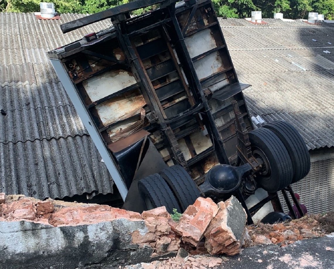 Caminhão baú carregado com pescados tomba na Ladeira da Água Brusca e por pouco acidente não termina em tragédia