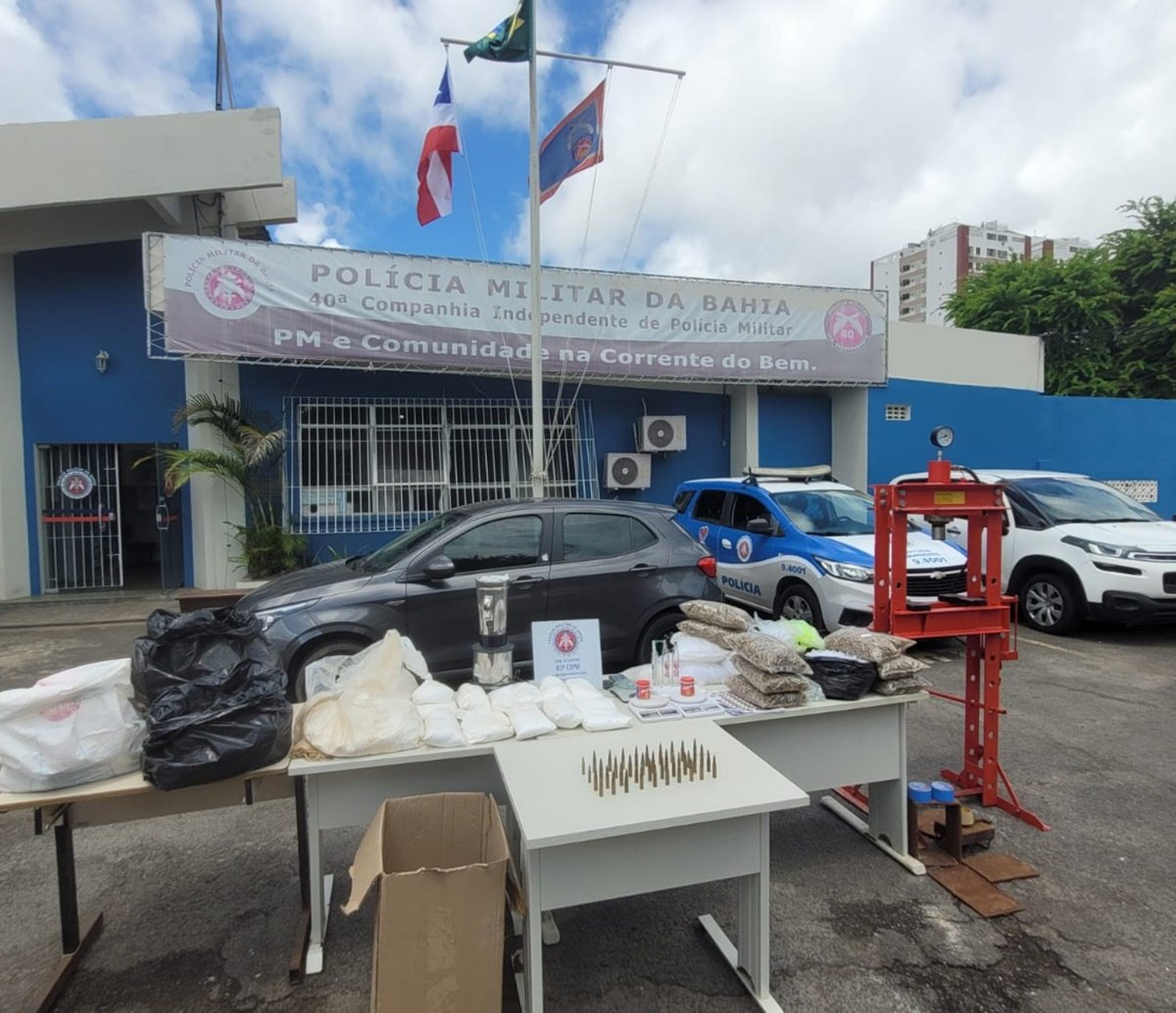 PM invade laboratório do Comando Vermelho e acha 21 quilos de cocaína na Santa Cruz; munições de guerra também são localizadas