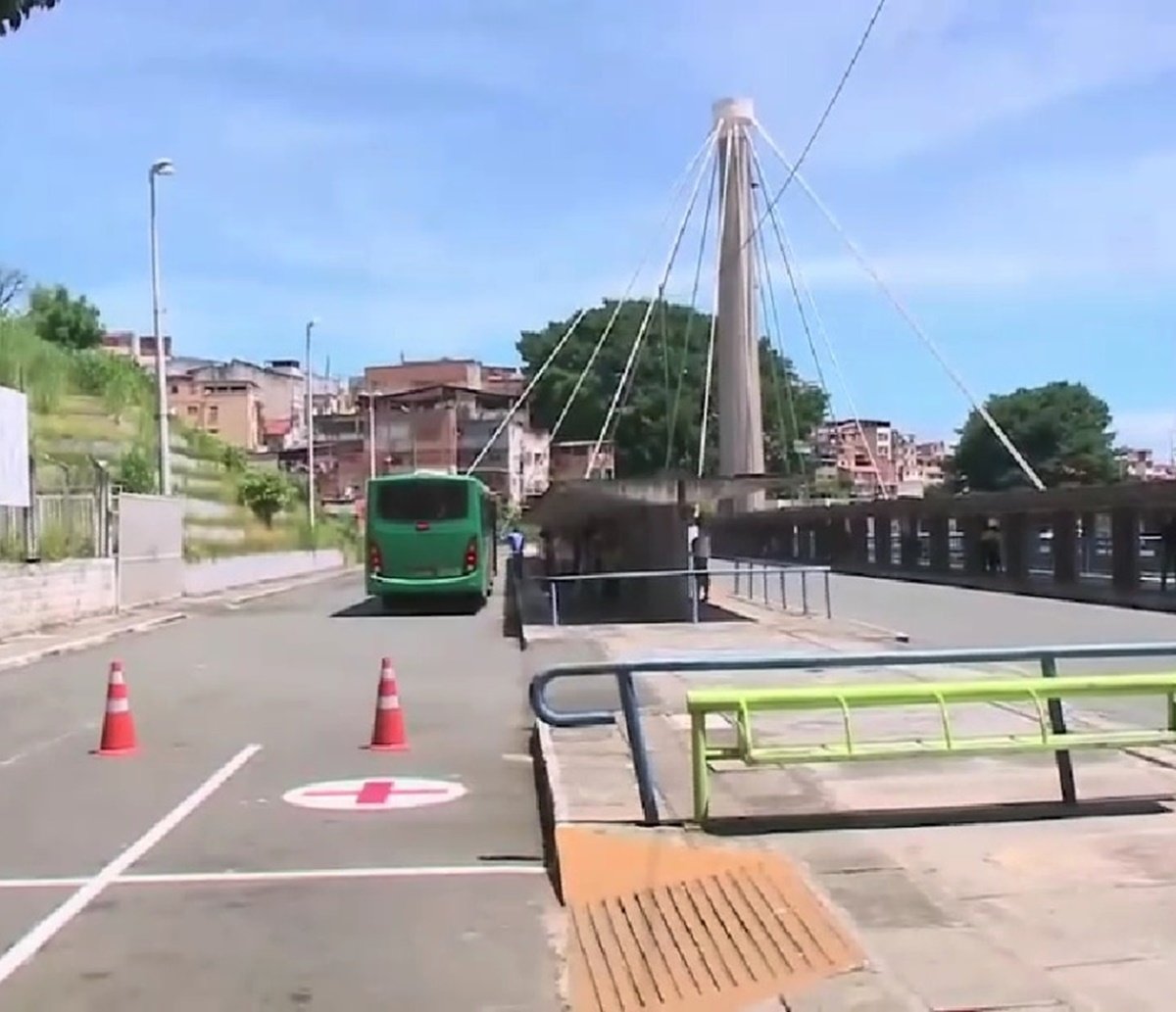 Assista ao momento em que um homem armado aterroriza a Estação da Lapa; "atirando desenfreadamente" 