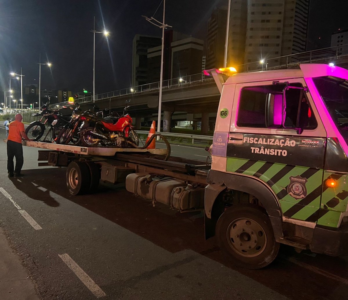 Velozes e surpreendidos: PM apreende 10 motos de "arruaceiros do asfalto" em Salvador; "oportunidade perfeita", diz oficial