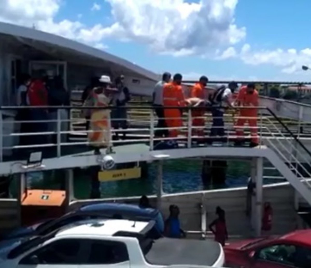 Homem de 54 anos morre após passar mal dentro de ferry-boat na Bahia