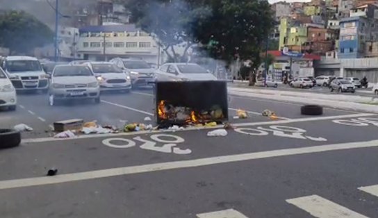 Alegando inocência, moradores fazem ato após morte de jovens; polícia diz que haviam homens armados no protesto