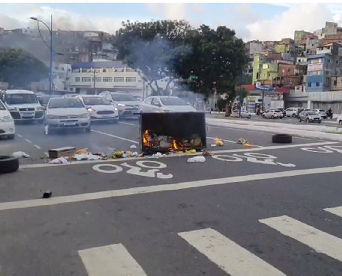 Alegando inocência, moradores fazem ato após morte de jovens; polícia diz que haviam homens armados no protesto