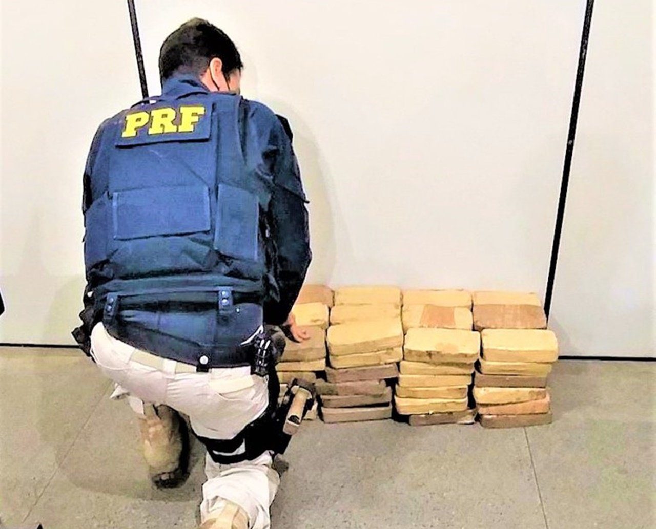 PRF apreende carregamento com quase 80 kg de cocaína no interior da Bahia; droga foi avaliada em R$ 14 milhões