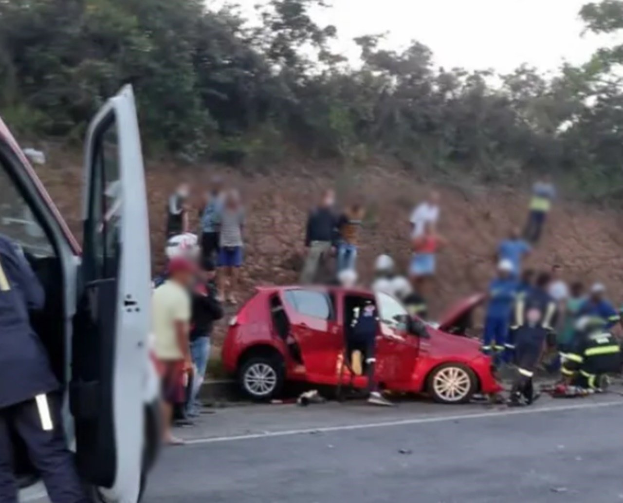 Tragédia: grave acidente deixa quatro mortos na estrada de Porto Seguro; vítimas ficaram presas às ferragens 