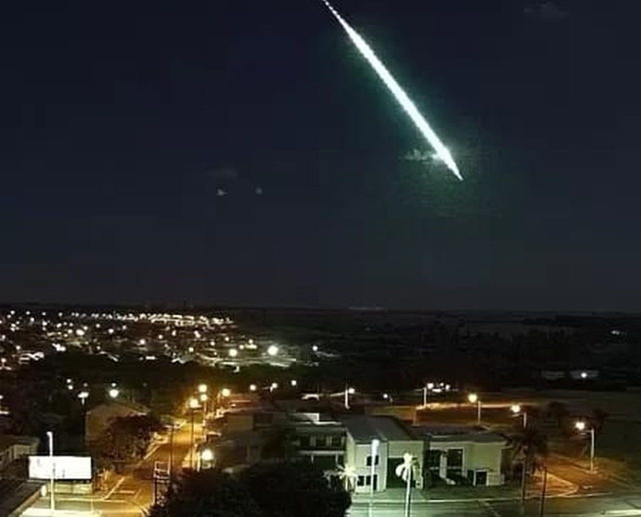 Meteoro gigante é visto no céu de Minas Gerais e causa medo entre moradores; veja vídeo 