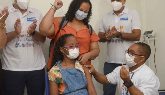 Já tem baianinho de 11 anos vacinado em Salvador! Imunização infantil ainda conta com brindes e brincadeiras