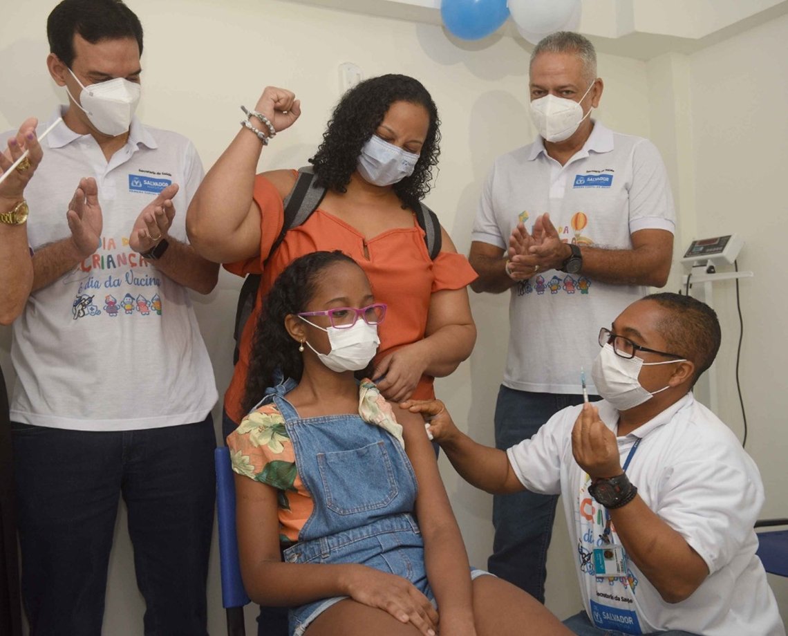 Já tem baianinho de 11 anos vacinado em Salvador! Imunização infantil ainda conta com brindes e brincadeiras