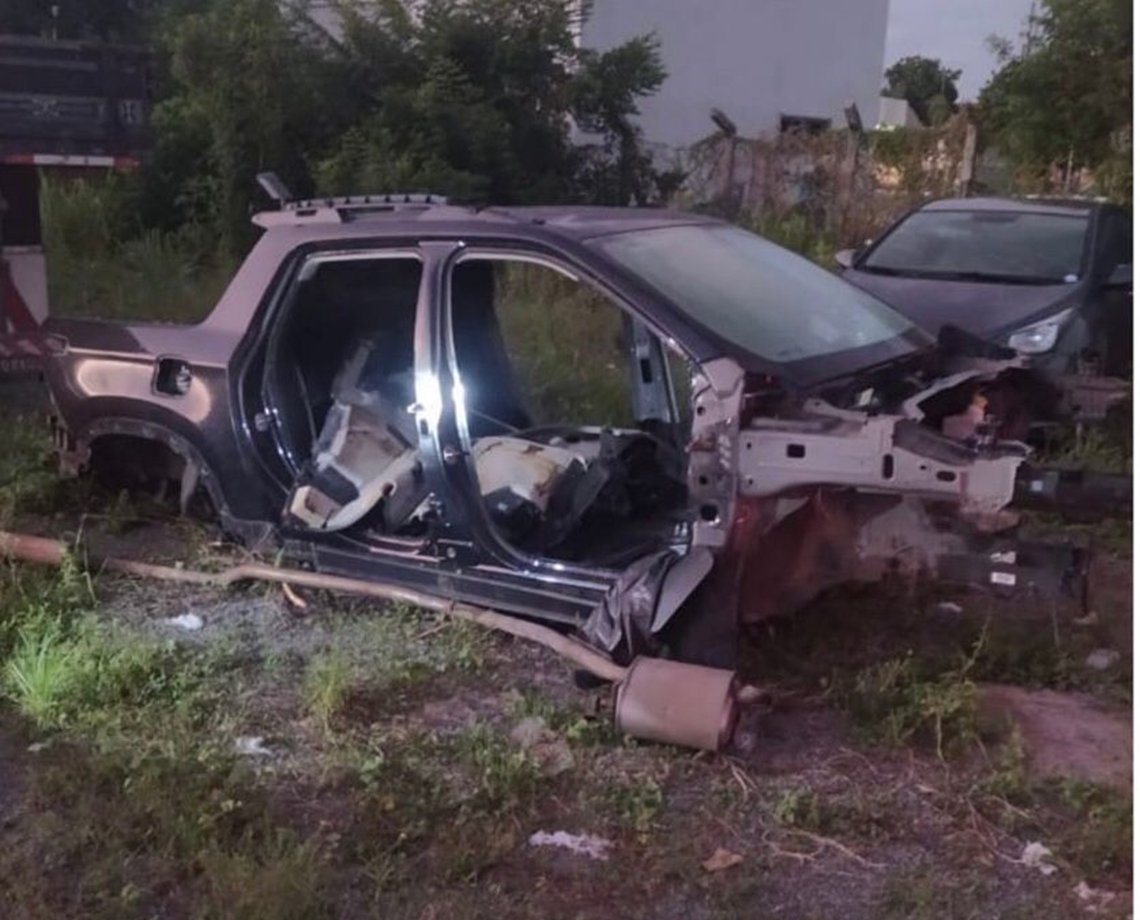 Políciais encontram ponto de desmanche de carros no meio de mata fechada em Feira de Santana