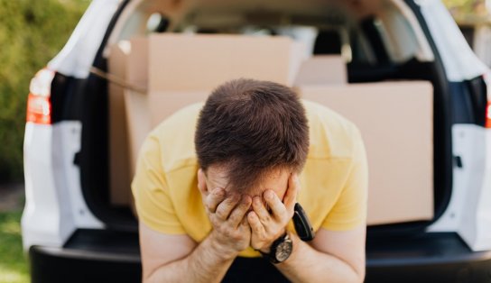 Mãe prende filho de 13 anos no porta-malas do carro para fazer quarentena após ele testar positivo pra Covid